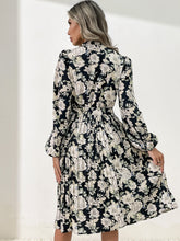 Plissiertes Kleid mit Rundhalsausschnitt und schwarzem Print
